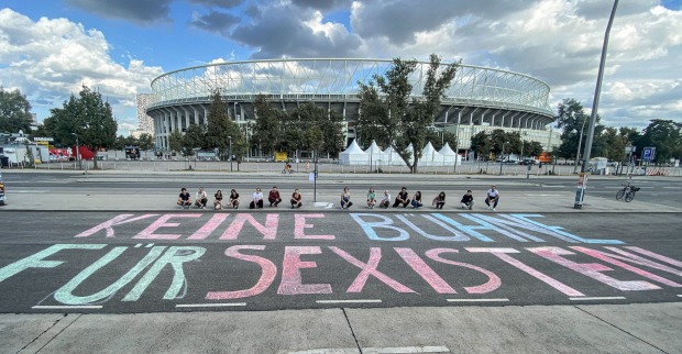 Vor dem Ernst Happel Stadion steht in großen Kreidebuchstaben: Keine Bühne für Sexismus.
