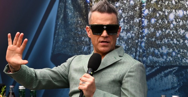 Robbie Williams mit Sonnenbrille bei einem Interview