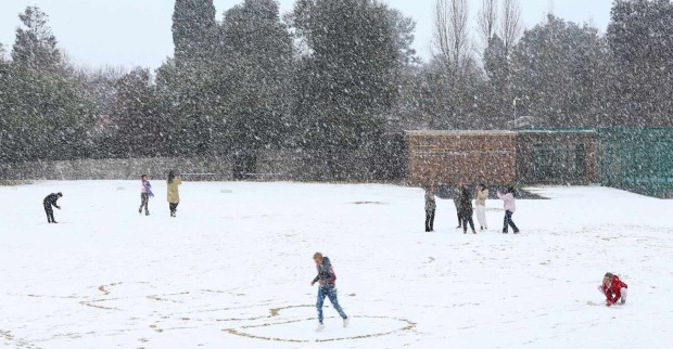 Menschen in Johannesburg spielen in Schnee.