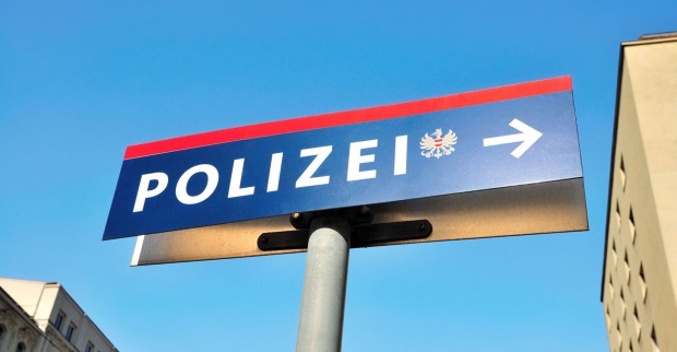 Österreichische Polizei Schild gegen blauen Himmel