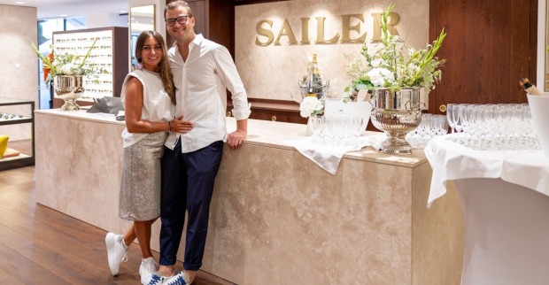 Paulo Sailer und Gattin Romina stehen beim Empfang, mitten im Geschäft