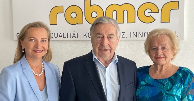 Geschäftsführerin Ulrike Rabmer-Koller mit ihren Eltern Josef und Maria.