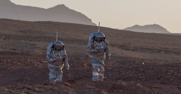 Zwei Astronauten auf Mission im Weltraumanzugsimulator.