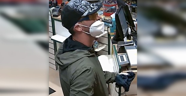 Aufnahmen der Überwachungskamera zeigen einen Mann mit Baseball-Kappe und FFP2-Maske beim Versuch eine Grazer Trafik auszurauben.