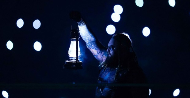 Bray Wyatt bei einer Wrestling-Inszenierung mit einer Laterne.