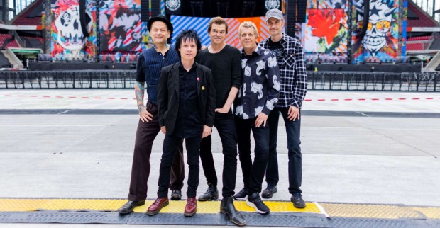 Die Toten Hosen stehen vor einer Bühne.