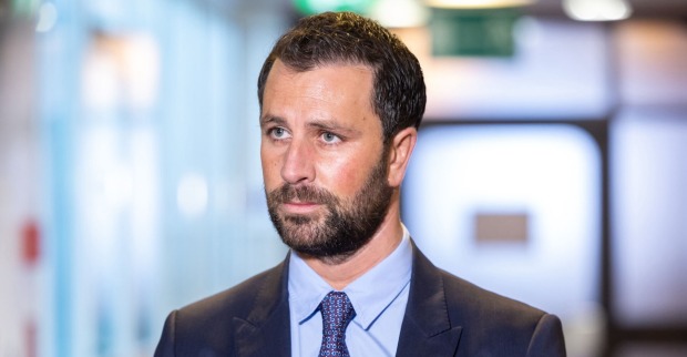 Georg Dornauer in Großaufnahme mit Krawatte und Anzug