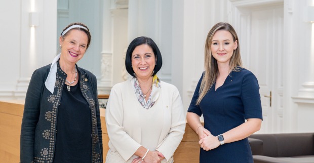 Elisabeth Ponocny-Seliger (Psychologin), Stefanie Christina Huber (Vorstandsvorsitzende der Sparkasse OÖ), Valentina Forster (Spezialistin Veranlagung &amp; Vorsorge, Sparkasse OÖ)