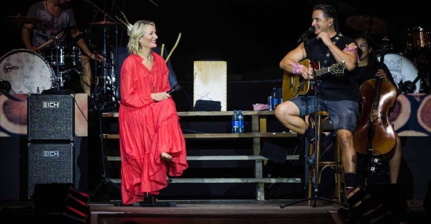 Monika Gruber und Andreas Gabalier auf der Bühne in Kitzbühel.