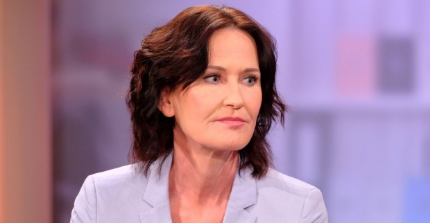 Eva Glawischnig in einem Fernsehstudio