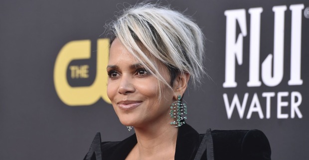 Halle Berry mit blonder Kurzhaarfrisur