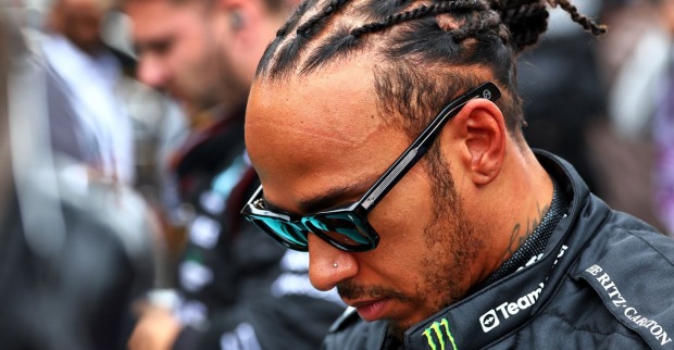 Lewis Hamilton mit Sonnenbrille im Profil