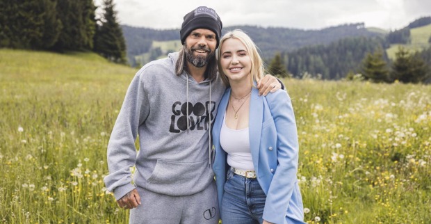 Daniel Köllerer und Cathy Lugner auf einer Wiese.