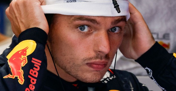 Max Verstappen in Großaufnahme, er bereitet sich auf das Training vor.