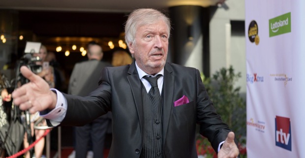 Werner Schulze-Erdel im Anzug und wild gestikulierend.