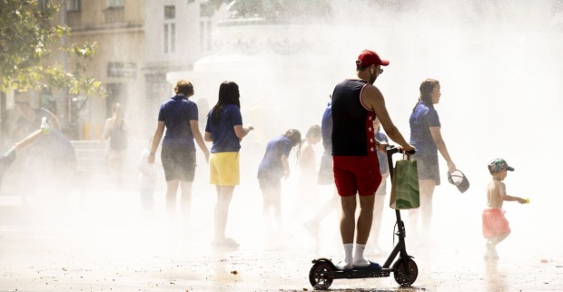 Mehrere Menschen bei extrem heißen Temperaturen.