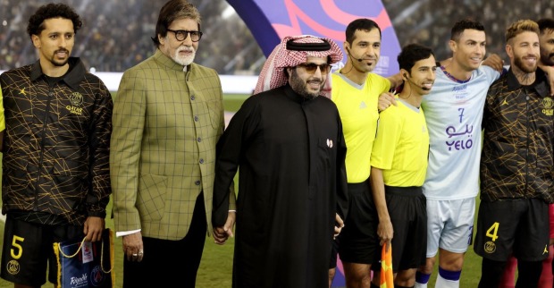 Ein offizieller der Saudi Professional Leauge auf dem Spielfeld mit zwei Schiedsrichtern sowie Cristiano Ronaldo und Sergio Ramos