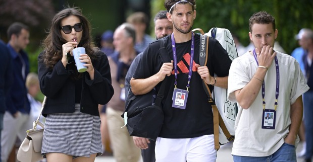 Dominic Thiem schlendert mit Lili Paul-Roncalli durch den Backstage-Bereich eines Tennisturniers