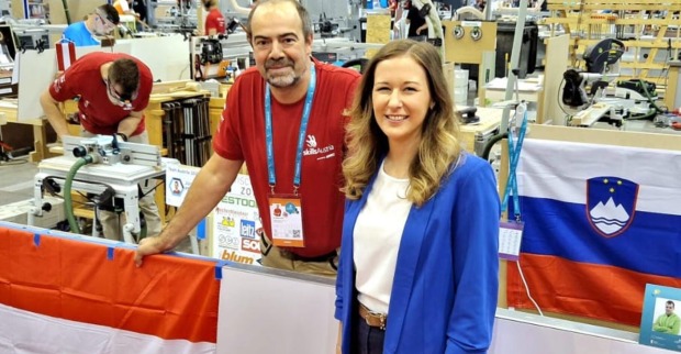 Claudia Plakolm mit Experten