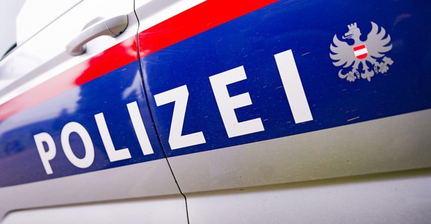 Die Aufschrift "Polizei" auf einem Einsatzwagen