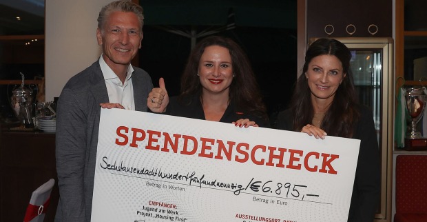 Michael Witsch (Wiener Städtische), Sandra Schimmler (Jugend am Werk) und  Nadja Tanzer (Weekend Magazin) bei der Scheckübergabe.