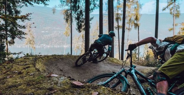 Mountainbike-Fahrer im freien Gelände bei schönem Wetter