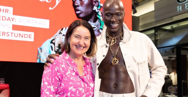 Center-Managerin Mag. Edith Münzer und Topmodel Papis Loveday