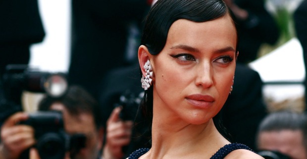 Irina Shayk mit einer Wasserwelle auf dem roten Teppich