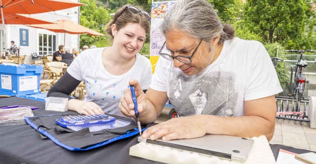 Ein Laptop wird repariert.