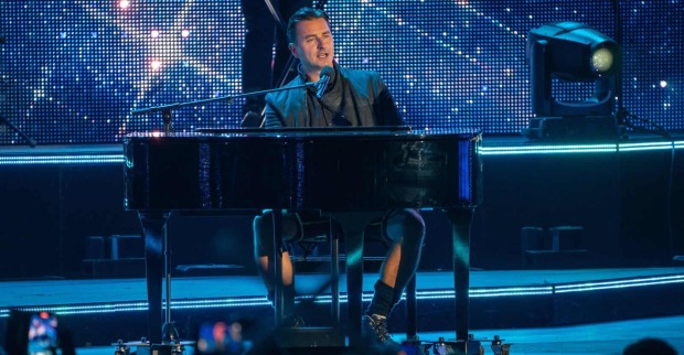 Andreas Gabalier am Klavier auf der Bühne.
