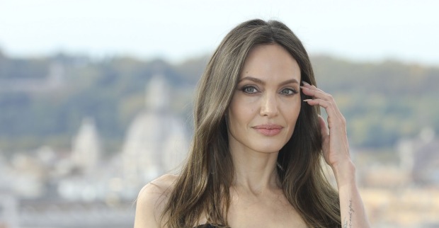 Angelina Jolie posiert für Fotografen in Rom