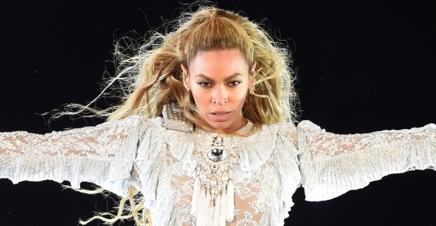 Beyonce bei einem Auftritt in einem weißen Bühnenoutfit