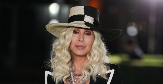 Cher mit Hut und mit blonder Lockenmähne