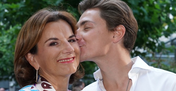 Claudia Obert wird von Max Suhr sanft auf die Wange geküsst