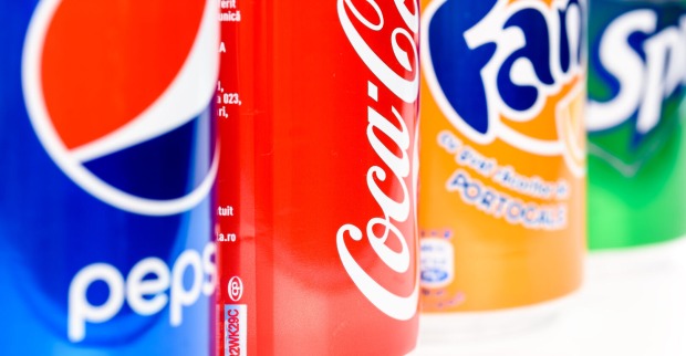 Pepsi-, Cola-, Fanta- und Sprite-Getränkedosen nebeneinander.
