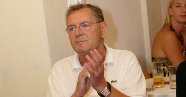 Dieter Witting klatscht in die Hände.
