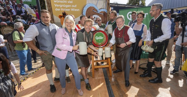 Bürgermeister Michael Ludwig und Promis beim Bieranstich | Credit: Bubu Dujmic