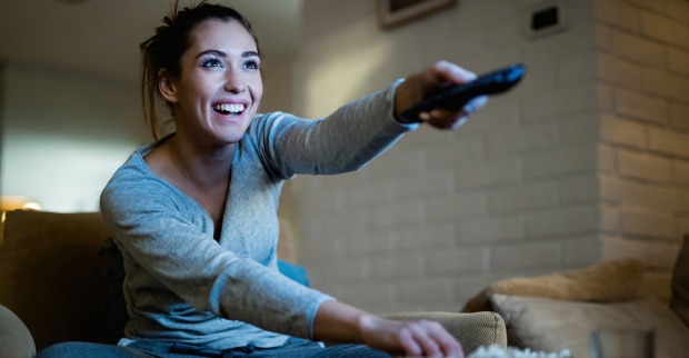 Frau ist glücklich beim Filmschauen | Credit: iStock.com/Drazen Zigic