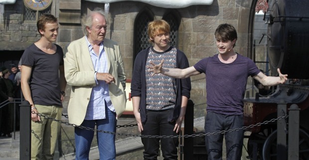 Tom Felton, Michael Gambon, Rupert Grint und Daniel Radcliffe am Set von Harry Potter
