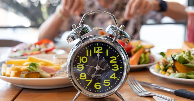 Uhr auf einem Tisch | Credit: iStock.com/Sasithorn Phuapankasemsuk