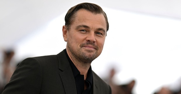 Leonardo DiCaprio grinst verschmitzt in die Kamera.