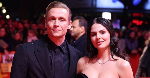 Matthias Schweighöfer und seine Ruby O. Fee auf einer Veranstaltung.