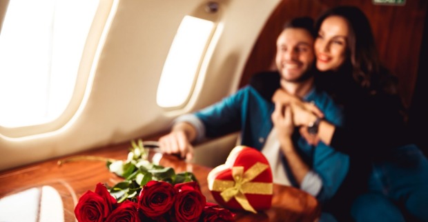 Ein Paar sitzt in einem Privatjet.