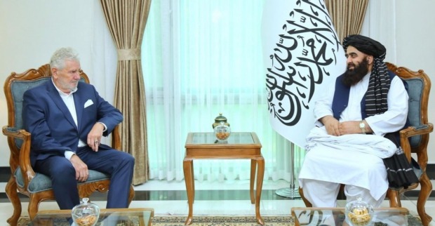 Mölzer mit dem afghanischen Außenminister der Taliban im Gespräch