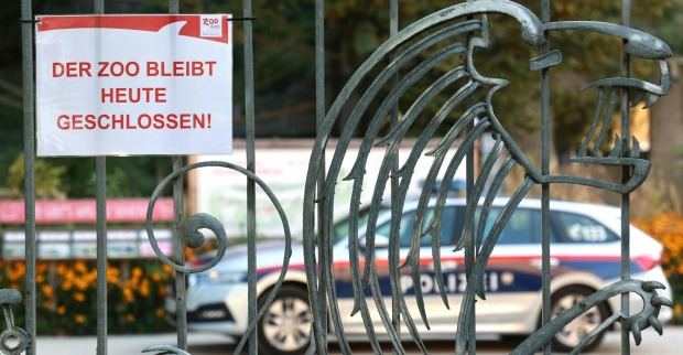 Das Eingangstor des Zoos, darauf die Info: "Der Zoo bleibt heute geschlossen!" Im Inneren der Anlage ist ein Polizeiauto geparkt.