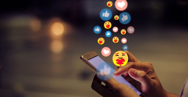 Jemand hält ein Smartphone in der Hand.