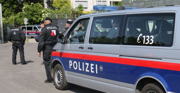 Polizeiauto und Polizisten