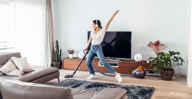 Frau beim Staubsaugen | Credit: iStock.com/nensuria