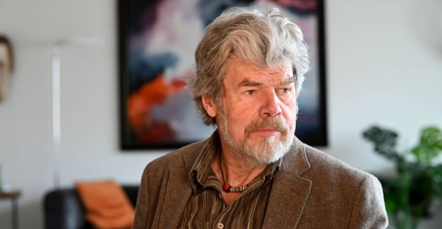 Reinhold Messner wirkt nachdenklich.
