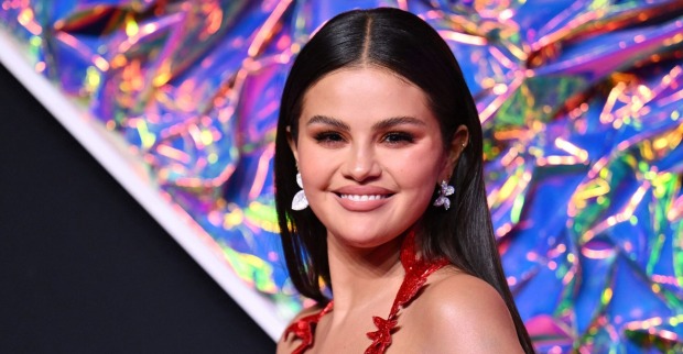 Selena Gomez strahlt im roten Kleid über beide Ohren